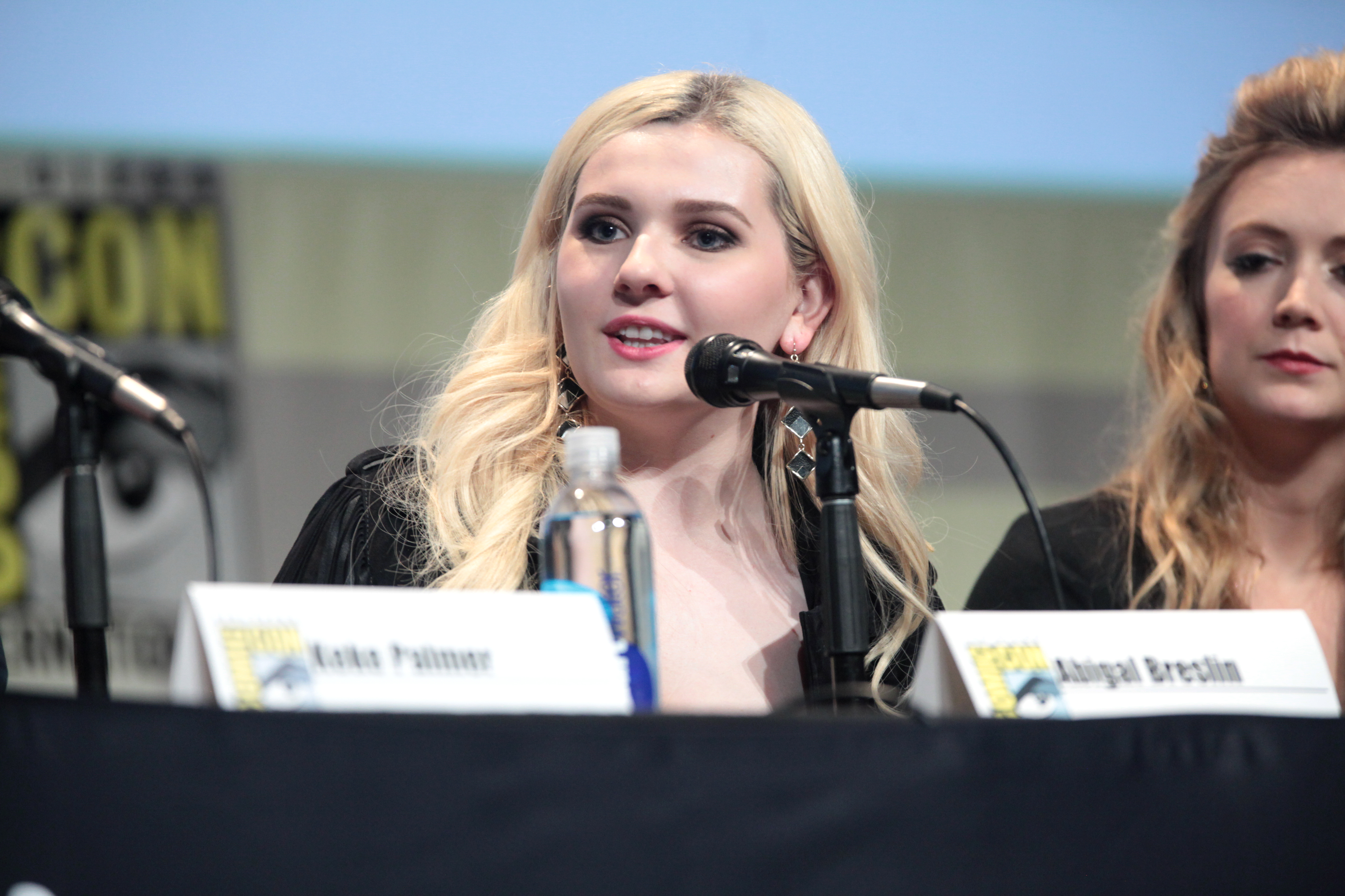 Abigail Breslin speaking at the 2015 San Diego Comic Con International, for "Scream Queens." Photo: Wikimedia Commons.