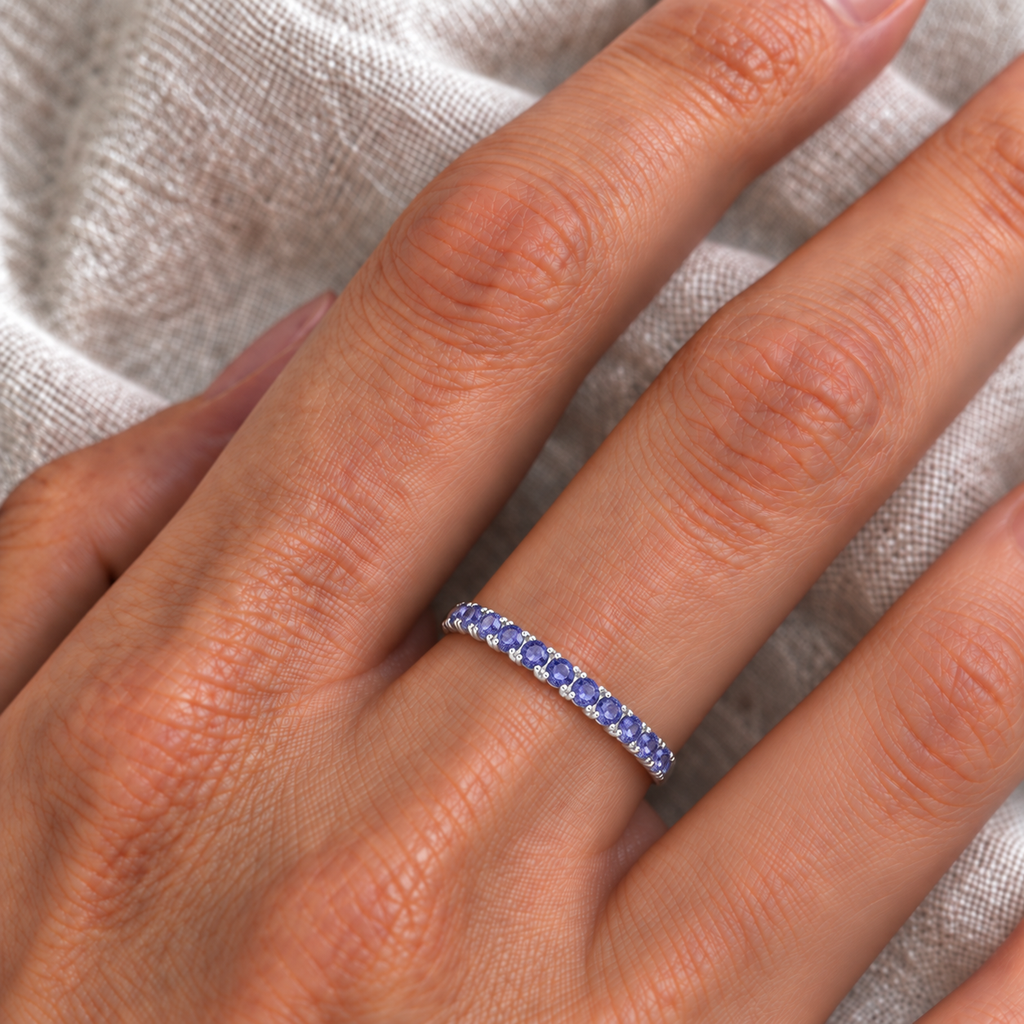 IR468 natural tanzanite 14k white gold 2 mm band — ivory linen close-up